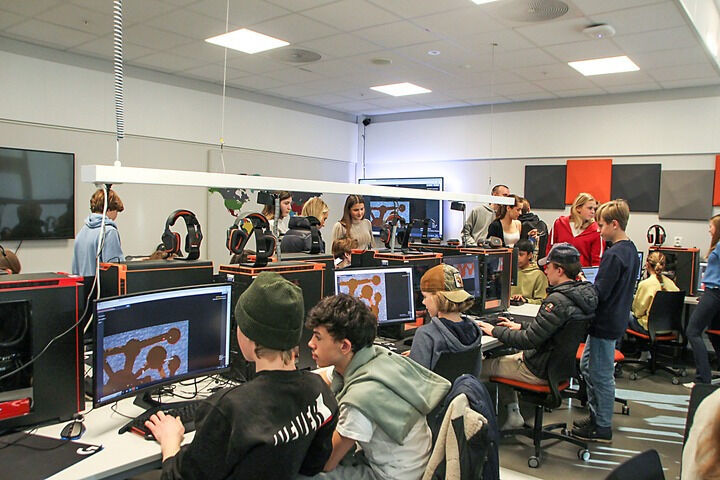 E-SPORT: Her er Vollebekk-elevene i gang med å øve på spillet Liero som er nytt for alle elevene. På fredagens turnering skal trinnets «gamere» fungere som kommentatorer. Foto: Mina Wathne