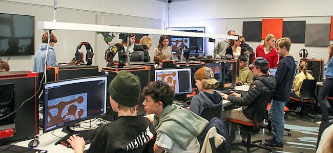 E-SPORT: Her er Vollebekk-elevene i gang med å øve på spillet Liero som er nytt for alle elevene. På fredagens turnering skal trinnets «gamere» fungere som kommentatorer. Foto: Mina Wathne