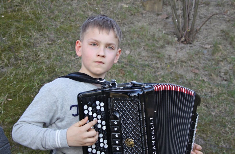 UNGT TALENT: Mathias Rugsveen (11) har sanket priser over hele verden for sitt musikalske talent. Foto:
