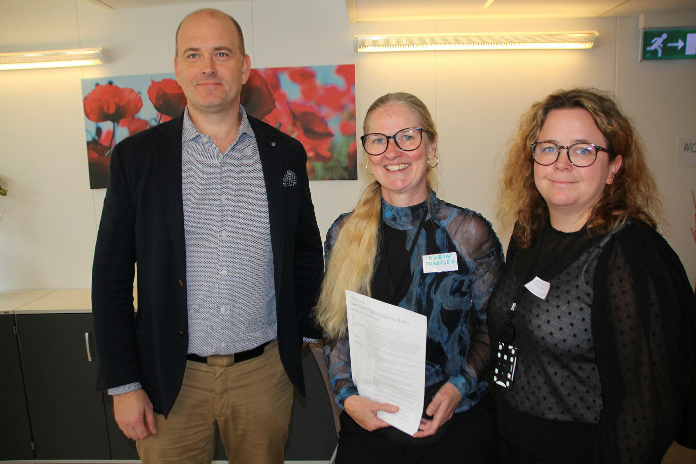 SAMLET DALEN: Yngve Arner, avdelingsleder i DPS Groruddalen, Karin Holt, psykologspesialist i DPS Groruddalen og spesialrådgiver i RVTS ØST, og Arnhild Rønning i NAV Alna vil si seg godt fornøyde med det første samhandlingstorget. Fremover skal Groruddalens hjelpere møtes én gang i halvåret. Foto: Martine Myhre