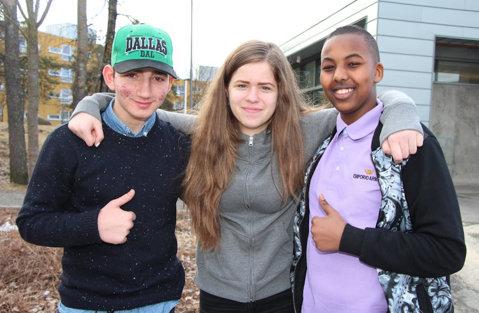  ENGASJERTE: Samet (14), Yasmina (14) og Yosef (15) har alle skrevet egne raptekster om frihet. De mener det er en måte å engasjere ungdommen på - spesielt i skolesammenheng.  Foto: