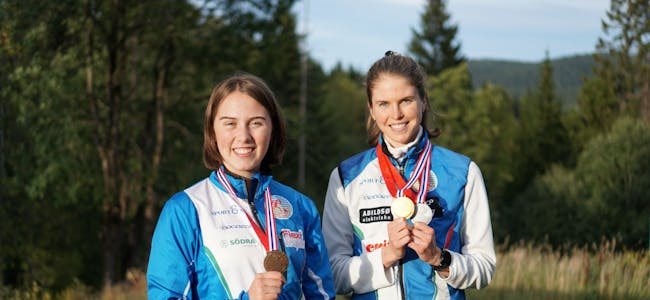 MED MEDALJER: Netta Bar-Nathan og Andrine Benjaminsen med bevisene på de gode NM-prestasjonene. Foto: Juni Marie Benjaminsen