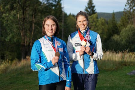 MED MEDALJER: Netta Bar-Nathan og Andrine Benjaminsen med bevisene på de gode NM-prestasjonene. Foto: Juni Marie Benjaminsen