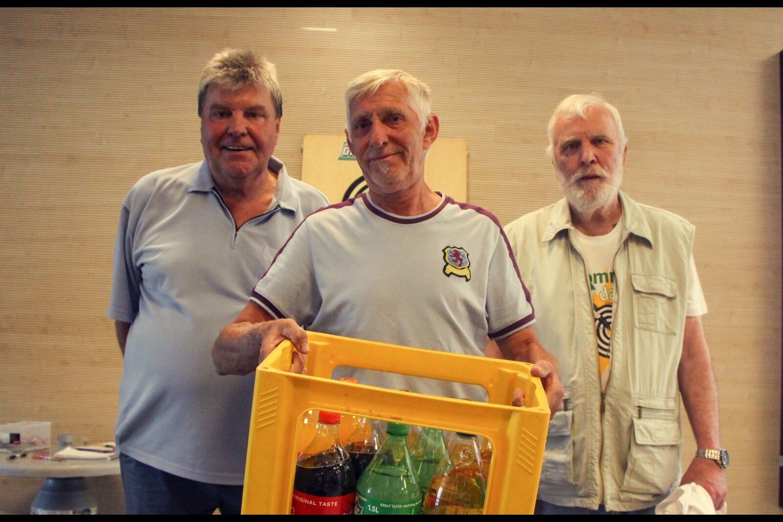 SLO TILBAKE: Tore Karlsen løfter bruskassa for første gang på to år. Her med Bjørn Hansen (t.v.) og Ragnar Sandvold. Foto: