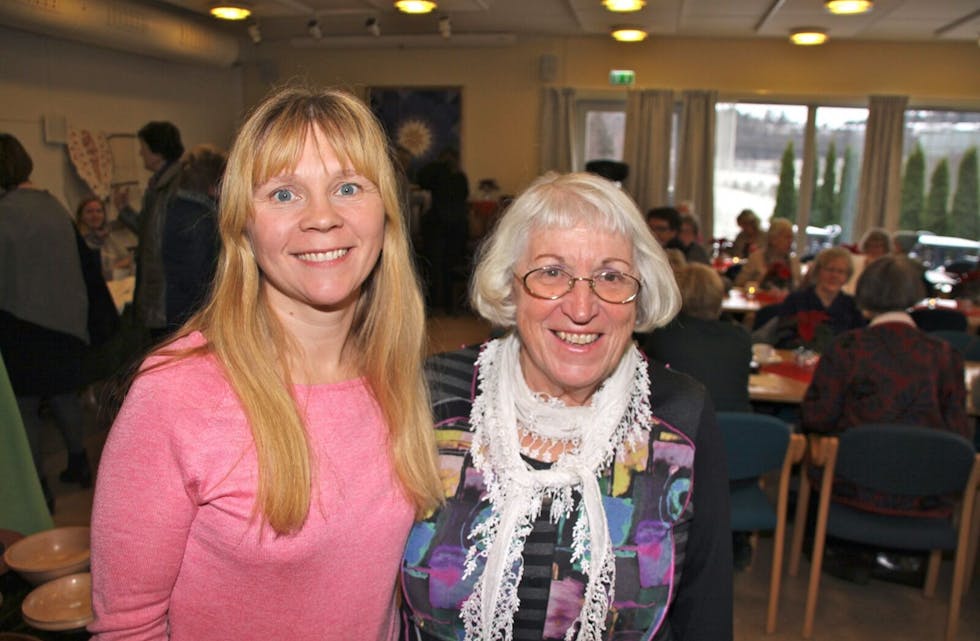 GÅR I ARV: Miriam Braserudhaget (f.v.) og hennes mor Anne-Lise B. Nilsen synes det er stas å bidra på julemessen i Høybråten menighetshus – et engasjement som startet hos Nilsens mor. Foto: