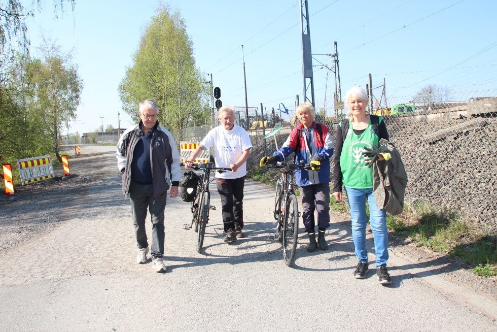 PÅ SØPPELTUR: Kjell Veivåg, Erik Grønvold, Rita Gundersen og Astrid Kjellevold utstyrte syklene sine med rive og søppelplukker og tok turen ut. Foto: