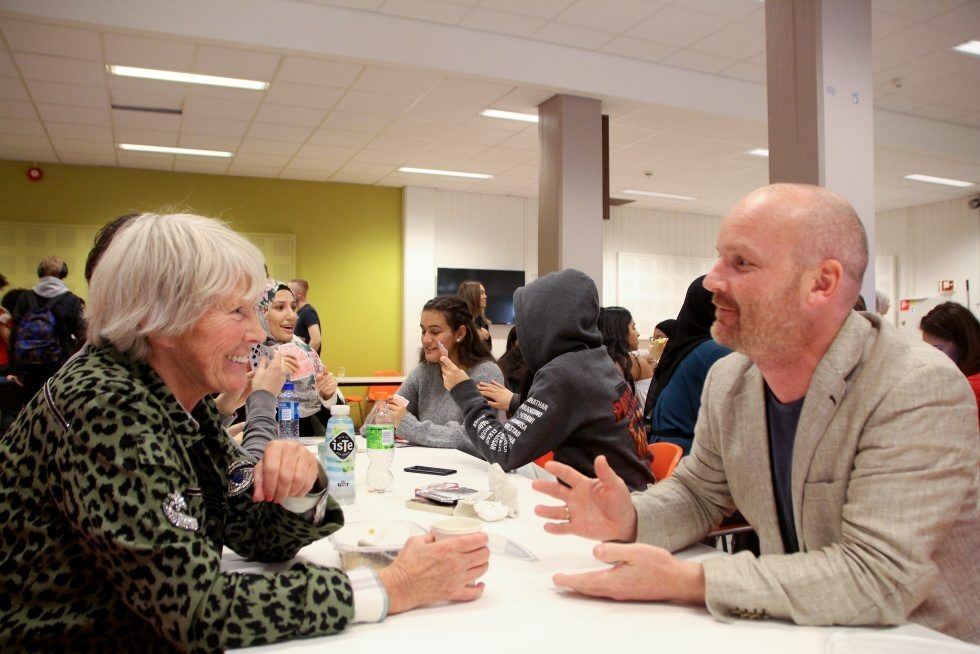 SMIL OG GLEDE PÅ HELLERUD: Grete Horntvedt og Arnfinn Stautland gleder seg over at pilene peker riktig vei på Hellerud vgs . Rett bak Grete ser vi Bisan Salameh, dypt konsentrert om kortspillet. Foto: