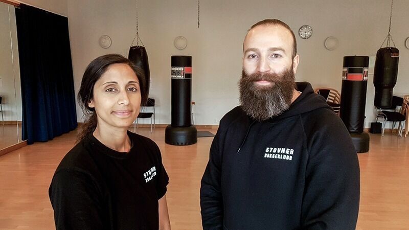Grunnlegger Mojtaba Ameri sammen med jentetrener Hina Zaidi. Foto: