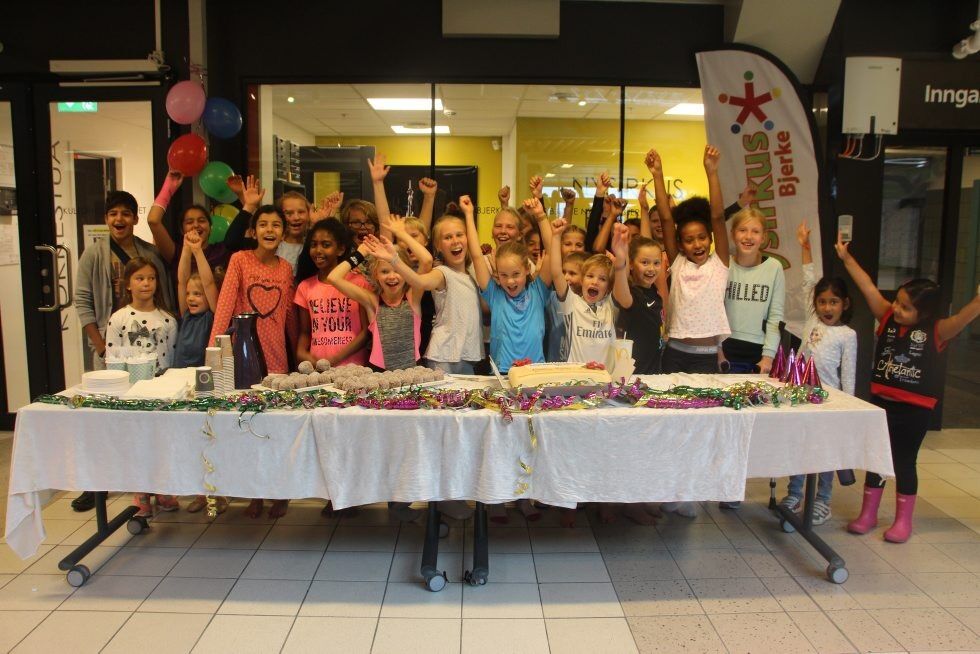 JUBLER FOR TI ÅR: Alle barna som nå er en del av Nysirkus Bjerke tok henda i været og smilte fra øre til øre da det sist mandag ble feiret med kake på Kulturhuset Veitvet. Foto: