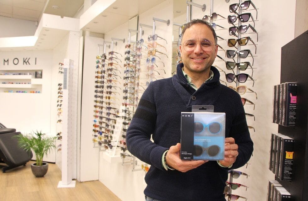 ØYE FOR DETALJER: Moshe Ohanas Click & Change-solbriller gikk helt til topps i beste produktdesign for barn i German Design Award. Her fra butikken i Tveita bedriftsområde. Foto: