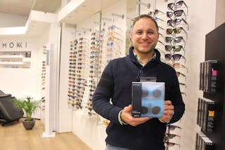 ØYE FOR DETALJER: Moshe Ohanas Click & Change-solbriller gikk helt til topps i beste produktdesign for barn i German Design Award. Her fra butikken i Tveita bedriftsområde. Foto: