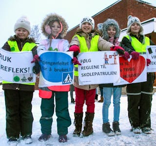 TRYGG SKOLEVEI: Emmie (9), Carina (9), Nora (9), Elin (9) og Csilla (9) oppfordrer alle til å bruke refleks og følge skolepatruljen. Foto: