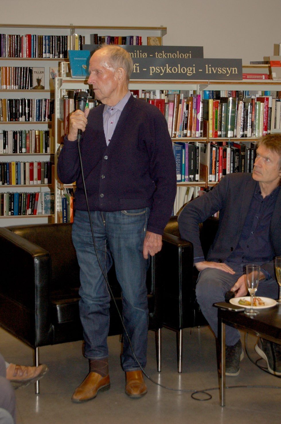 KJEMPET: Sverre Kokkin, er, sin høye alder til tross, usedvanlig oppegående. Og som den seierherre han er, viser han storsinn og overbærenhet både med norske myndigheter og noen av dem som urettmessig har gjort krav på noen av Pelle-gruppas bragder. Filmskaper Øivind Rakkenes til høyre. Foto: