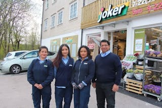 FAMILIE OG KOLLEGER: Sarmila, Ranjana, Sima og Prem Pariyar har åpnet Joker-butikk i Gangstuveien. Foto: