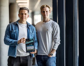 UTE MED BOK: Furuset-mannen Kenneth Fossheim (til venstre) debuterer som forfatter sammen med Magnus Braaten. Foto: