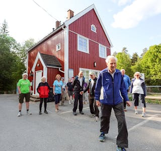 PÅ TUR: Leder Per-Arne Rindalsholt (foran) i Østmarka Marsjklubb står klar til å lede en gjeng med turglade medlemmer på en ny torsdagstur - med start fra velhuset på Høybråten stasjon. Foto: