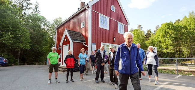 PÅ TUR: Leder Per-Arne Rindalsholt (foran) i Østmarka Marsjklubb står klar til å lede en gjeng med turglade medlemmer på en ny torsdagstur - med start fra velhuset på Høybråten stasjon. Foto: