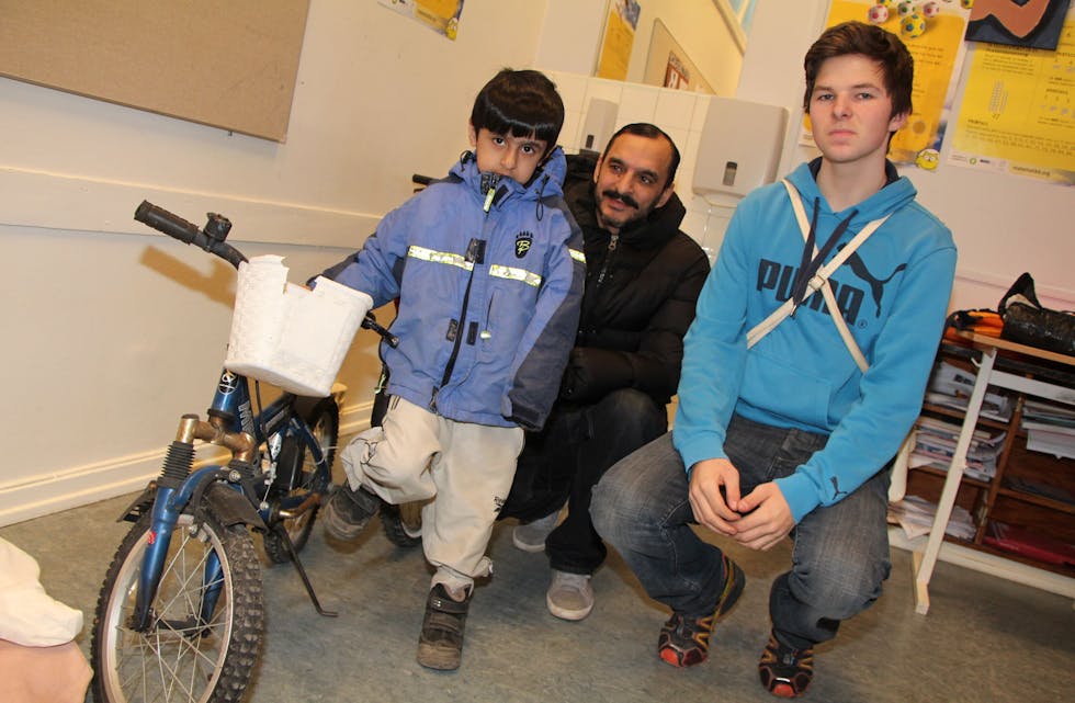 ÉN IGJEN: Naveed Akthar kjøpte den siste sykkelen som var igjen på loppemarkedet på Årvoll skole til sønnen Mehboub (4). Selger Martin (16) er superfornøyd. Foto: