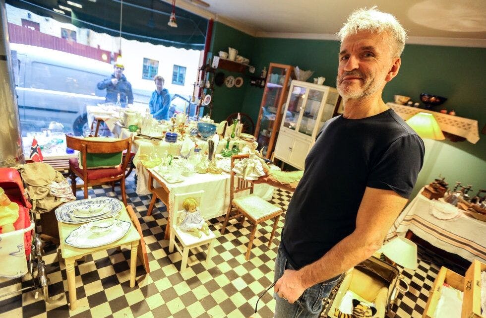 SPENNENDE JULEGAVETIPS: I Antik Brukt på Kampen kan du finne den helt spesielle gaven til jul. Hans Petter Halvorsen viser fram en plettfri porselensfigur som er nærmere 100 år gammel, som ikke koster mer enn det en «normalt priset julegave» koster. Hvis dere ser nøye etter kan dere se skuespiller og komiker Mikkel Niva i lyseblå boblejakke tilfeldigvis stå utenfor forretningen. Foto: