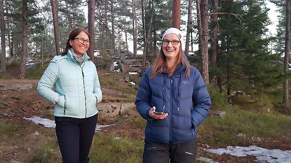Turvenninnene Merete Kiserud (t.v.) og Monika Pedersen var blant de første til å finne de 15 stolpene på Romsås da Stolpejakten åpnet onsdag denne uken. Foto: