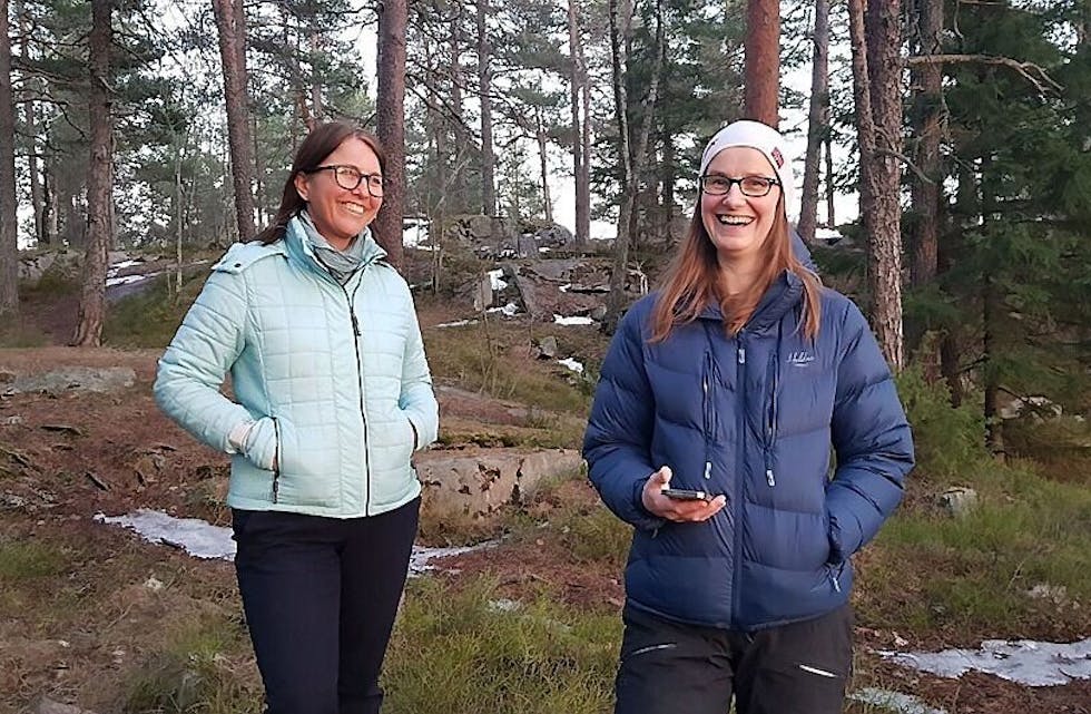 Turvenninnene Merete Kiserud (t.v.) og Monika Pedersen var blant de første til å finne de 15 stolpene på Romsås da Stolpejakten åpnet onsdag denne uken. Foto: