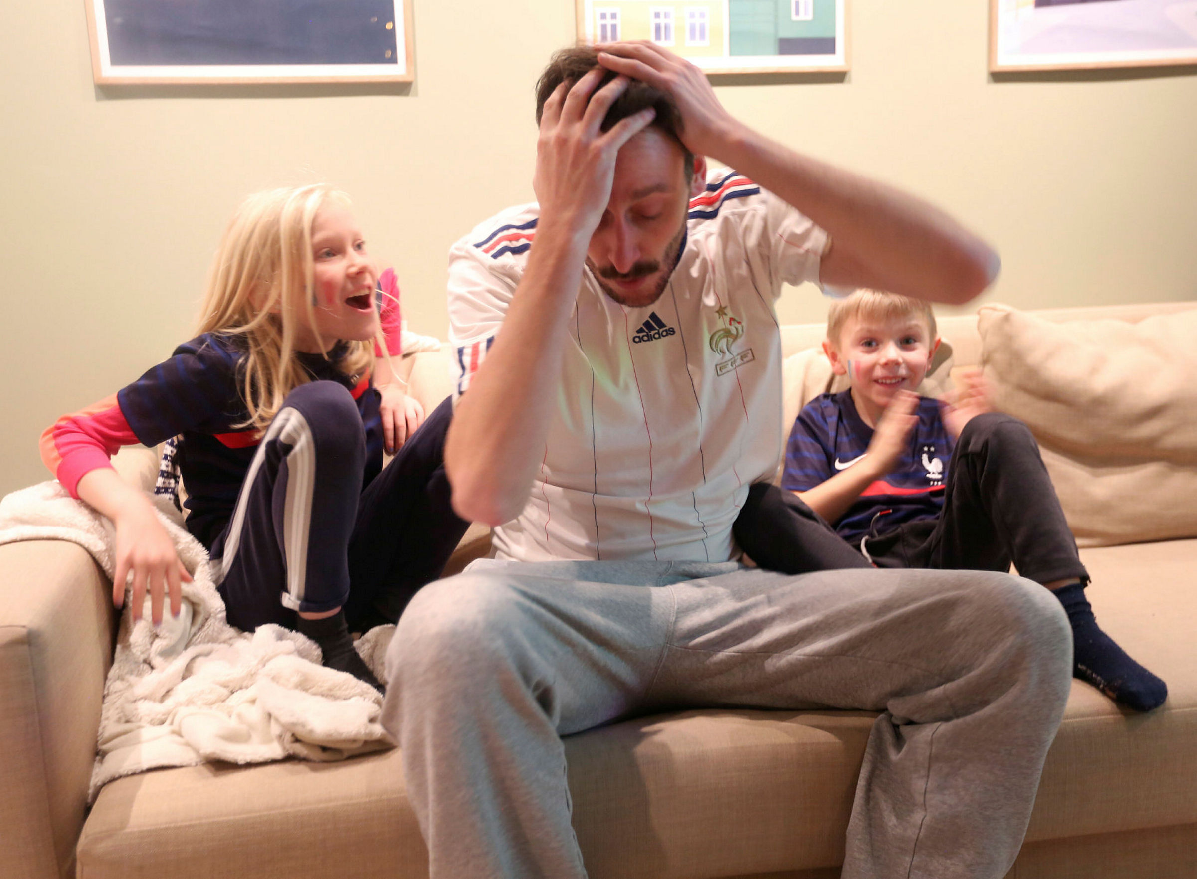 HÅPET TENT: Frankrike har utlignet til 2-2. Christophe tror ikke hva han har vært vitne til. Foto: Rolf E. Wulff