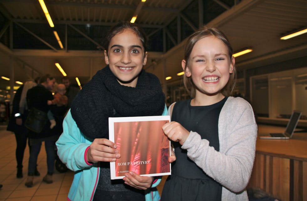 LANSERTE BOK: Sona (9) og Embla (9) har deltatt i workshopgruppa fotoKIDS som har resultert i boka «Rom på Veitvet». Den ble nylig lansert på Veitvet senter. Foto: