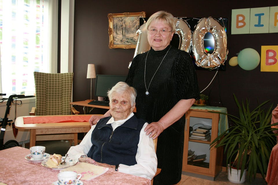 STOLT DATTER: Marianne Haagensen var med for å feire sin mor, Birgit Haagensen (100). De to har et tett forhold. Foto: Caroline Hammer