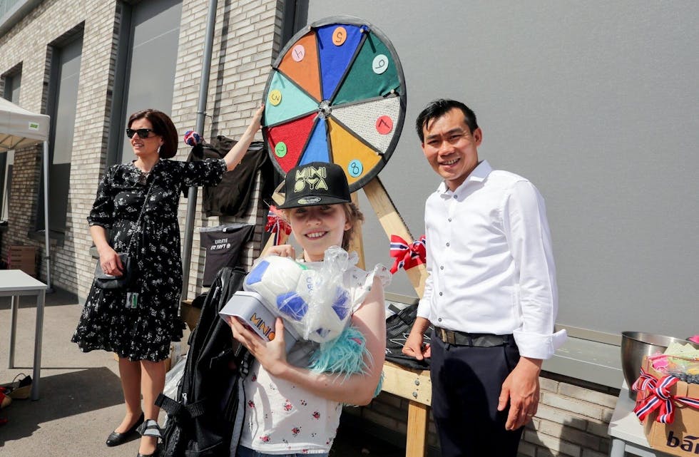 LYKKELIG VINNER: Maria Elusakikevicz (8) håvet inn premier på lykkehjulet på Vollebekk skole etter at hun tidligere på dagen hadde gått det store barnetoget i sentrum. Foto: