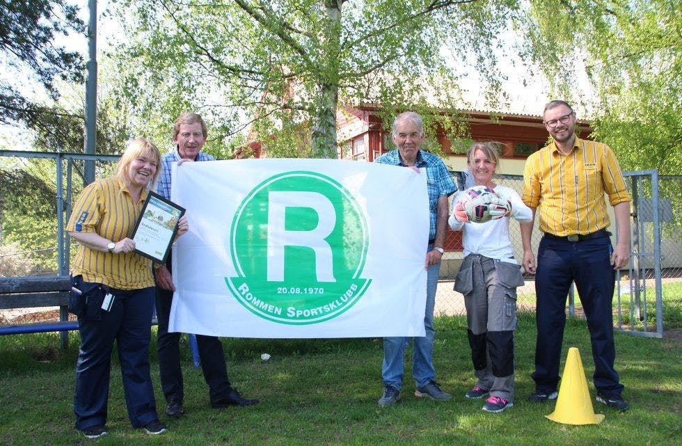 NYTT KLUBBHUS: Med jevne mellomrom dukker IKEAs nabofond opp hos lag og foreninger i Groruddalen. Her fra da Rommen SK fikk beskjeden om at de ville få pusset opp klubbhuset. Foto: