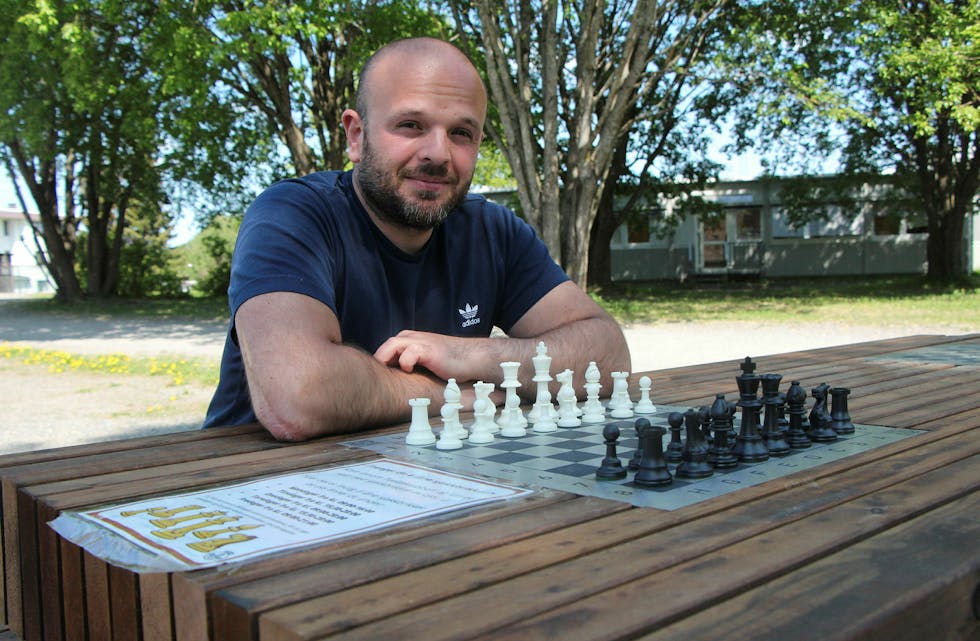SNART BLIR DET TURNERING: Hvem er Tveitas største sjakkess? Det skal avgjøres 26. juni på familiedagen til Tveitaklubben. Her med Aljirami Mamuti. Foto: Sindre Veum Apneseth