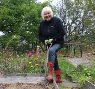 HAGEENTUSIAST: Liv-Mette Gran er en ordentlig hageentusiast - og bruker mye tid både i prydhagen og her i grønnsakshagen. Hun deler velvillig av erfaringen sin, og bringer en fyldig sjekkliste før vinteren setter inn. Foto: