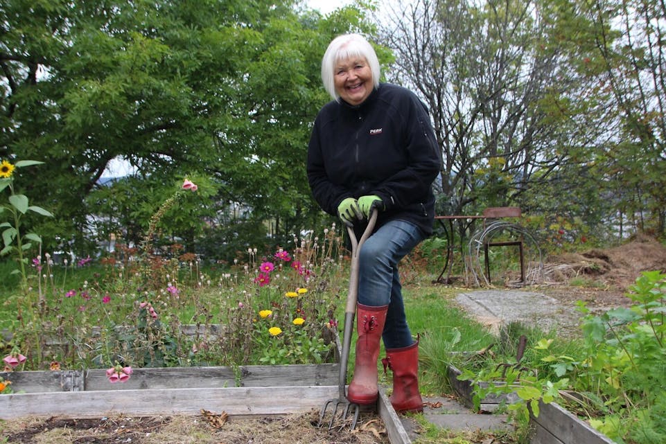 HAGEENTUSIAST: Liv-Mette Gran er en ordentlig hageentusiast - og bruker mye tid både i prydhagen og her i grønnsakshagen. Hun deler velvillig av erfaringen sin, og bringer en fyldig sjekkliste før vinteren setter inn. Foto: