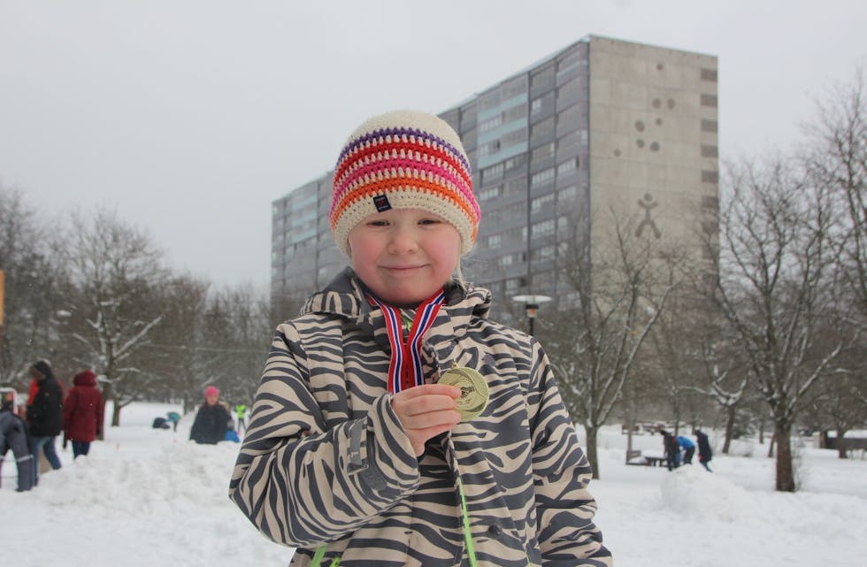 GIKK TRE RUNDER: Emmie Rank (6) liker å gå mye på ski, og valgte derfor å passere målstreken flere ganger. Foto: