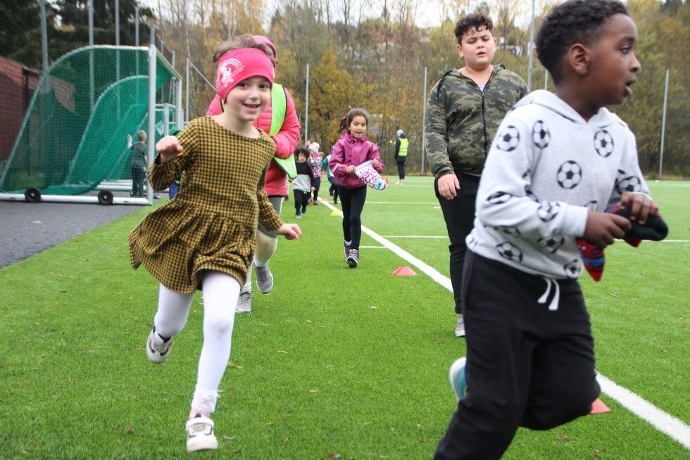 LØP RUNDT BANEN: Elevene på Ellingsrudåsen skole løp runde på runde for å Støtte CAREs arbeid med å skape et bedre liv for kvinner i noen av verdens mest sårbare områder. Foto: