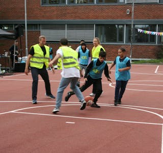INTENS KAMP: Elevene i blått i angrep mot lærerne under den første av mange dueller på den nye basketbanen. Foto: Caroline Hammer