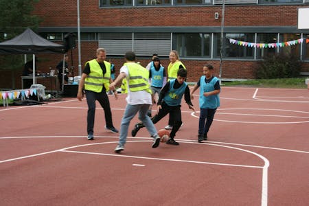 INTENS KAMP: Elevene i blått i angrep mot lærerne under den første av mange dueller på den nye basketbanen. Foto: Caroline Hammer