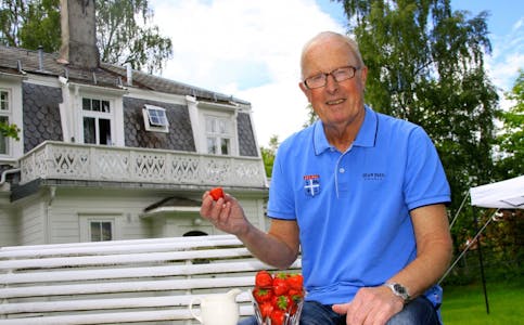75-ÅRSJUBILANT: Karl P. Olsen gir seg som bydelsutvalgsleder på Stovner til høsten. Men i jordbærpraten avslører han at han egentlig aldri har vært noe særlig opptatt av politikk. Foto: