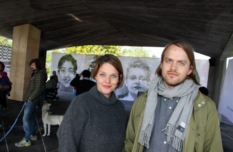 LYDINSTALLASJON: Kunstnerne Gunhild Mathea Olaussen og Jørn Tore Egseth står bak t-baneoperaen «Grorud Libretto» - som skal stå på taxi-holdeplassen helt til januar 2015. Foto: