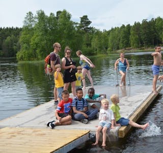 BADEGLEDE: Det var mange som hadde samlet seg rundt den nye badeutstikker på Vesletjern. Foto: