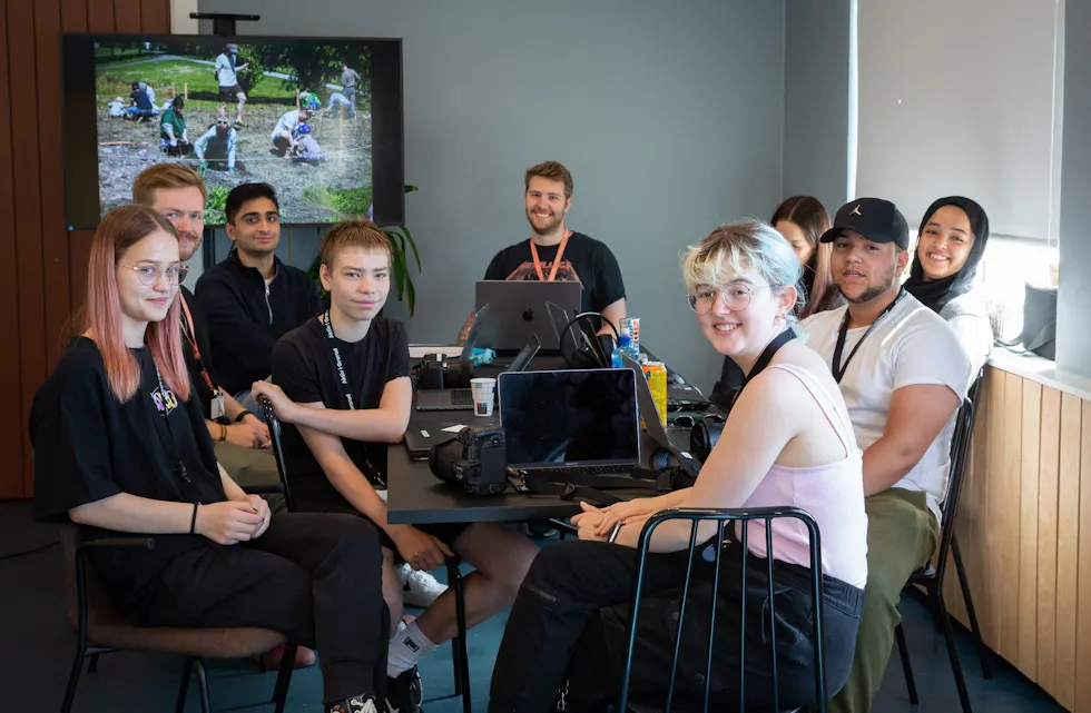 Karolina Pawlicka (f.v.), Even McIlvain, Eirik Dyrøy Lotsberg, Mohsin Ullah, Patrick Sognlien, Selin Krasniqi, Soukaina Saoudi, Fabricio Morais Neto og Hannah Westgaard. Foto: