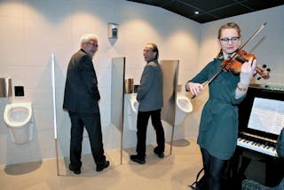 VELKOMMEN!: Senterdirektør Hans Georg Helberg (t.v.) og Jan Bøhler innvier de nye toalettene på Alna senter, mens fiolinist Lotte Hellstrøm Hestad spiller opp til dans. <br/>