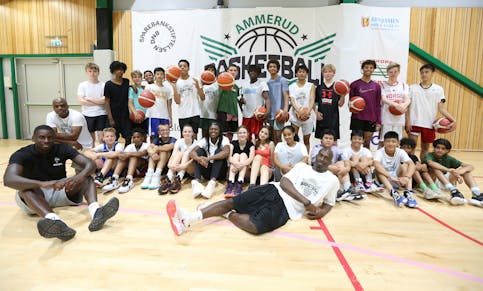 FULL JUBEL:Det er gøy å være på basketcamp på Ammerud. Foruten å lære mye fra erfarne og gode instruktører, knyttes også nye vennskap. Foto: Rolf E. Wulff