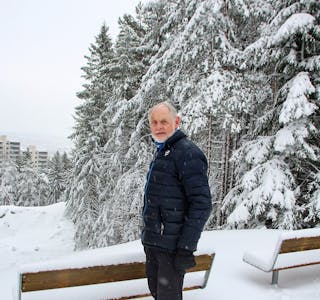 VED UTSIKTSPOSTEN: Hans-Jørgen Skar er redd for at tiltaket med benker og åpne opp skogen mer ikke vil føre til at flere bruker området. Foto: