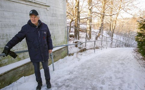 REDD FOR FALL: Leif Solhem (87) håper han slipper å falle i denne bakken i vinter. Foto: