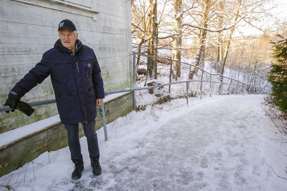 REDD FOR FALL: Leif Solhem (87) håper han slipper å falle i denne bakken i vinter. Foto: