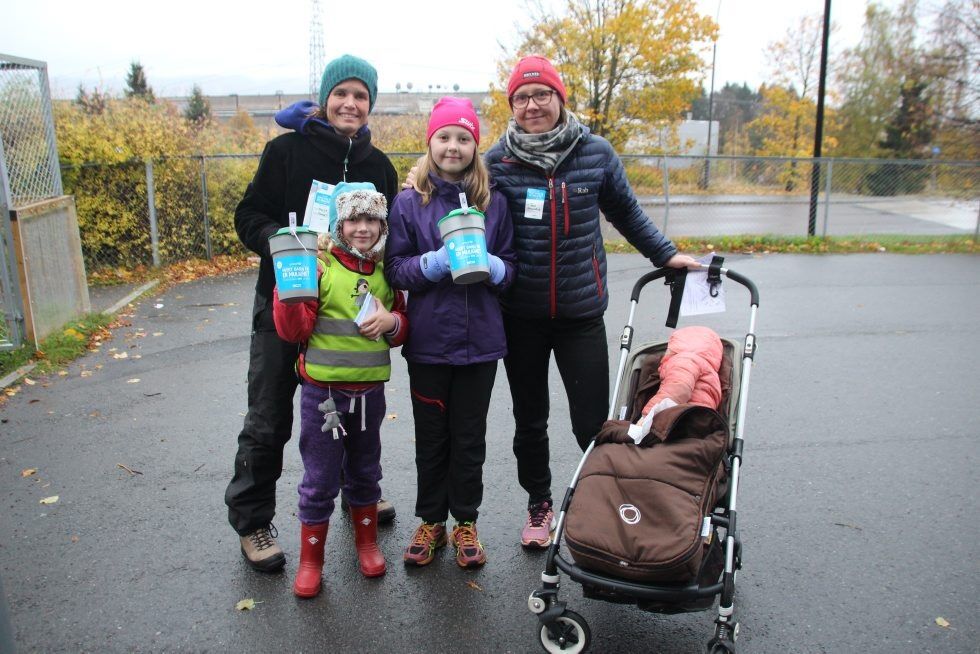 GÅR MED BARNA: Helga Samset (f.v.), Johanna Samset Aarsand (8), Astrid Venaas Thorsen (10) og Tone Venaas Skaugerud dekket hver sin rode på Veitvet og Linderud. Foto: