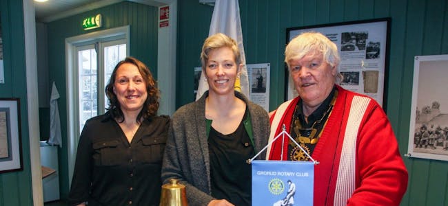 NYTT MEDLEM: Tone Borgen (midten) står her sammen med sin fadder Judith Klein og klubbens president Einar Lonstad. Foto: