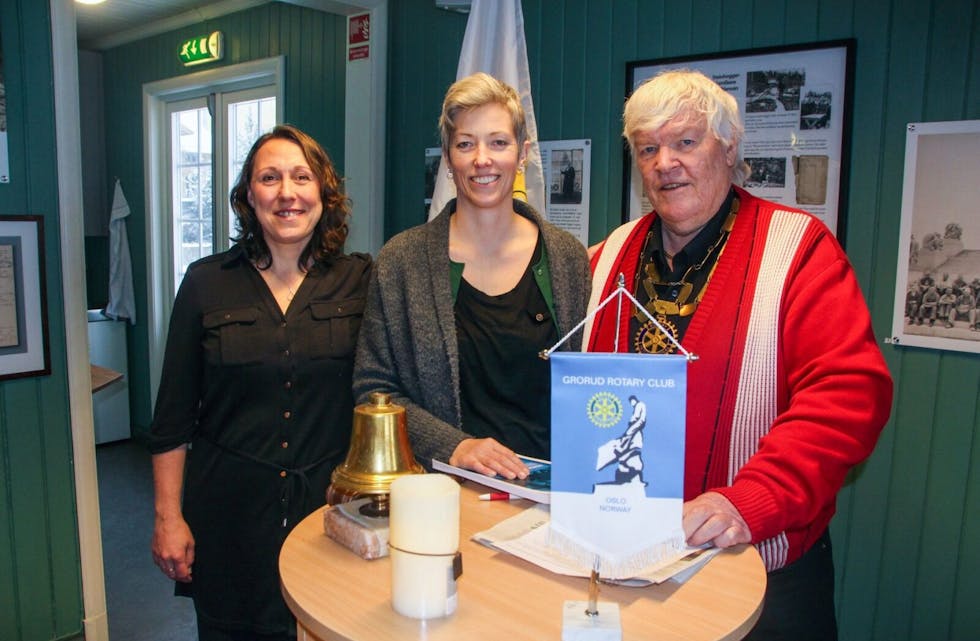 NYTT MEDLEM: Tone Borgen (midten) står her sammen med sin fadder Judith Klein og klubbens president Einar Lonstad. Foto: