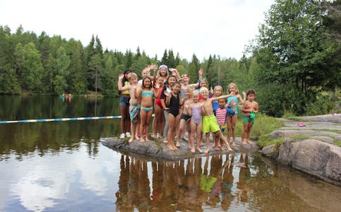 FLINKE: Disse barna tok lørdag svømmeknappen ved badedammen på Grorud. Foto: